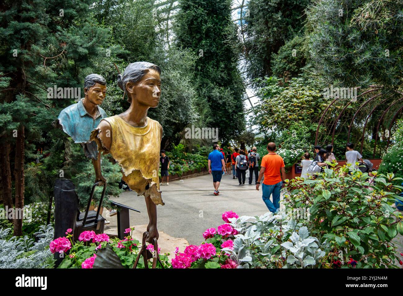 «La Famille de voyageurs» (Una famiglia itinerante) raffigura una famiglia che visita i giardini della baia prima di rientrare a casa dallo scultore francese Bruno Catalano Foto Stock