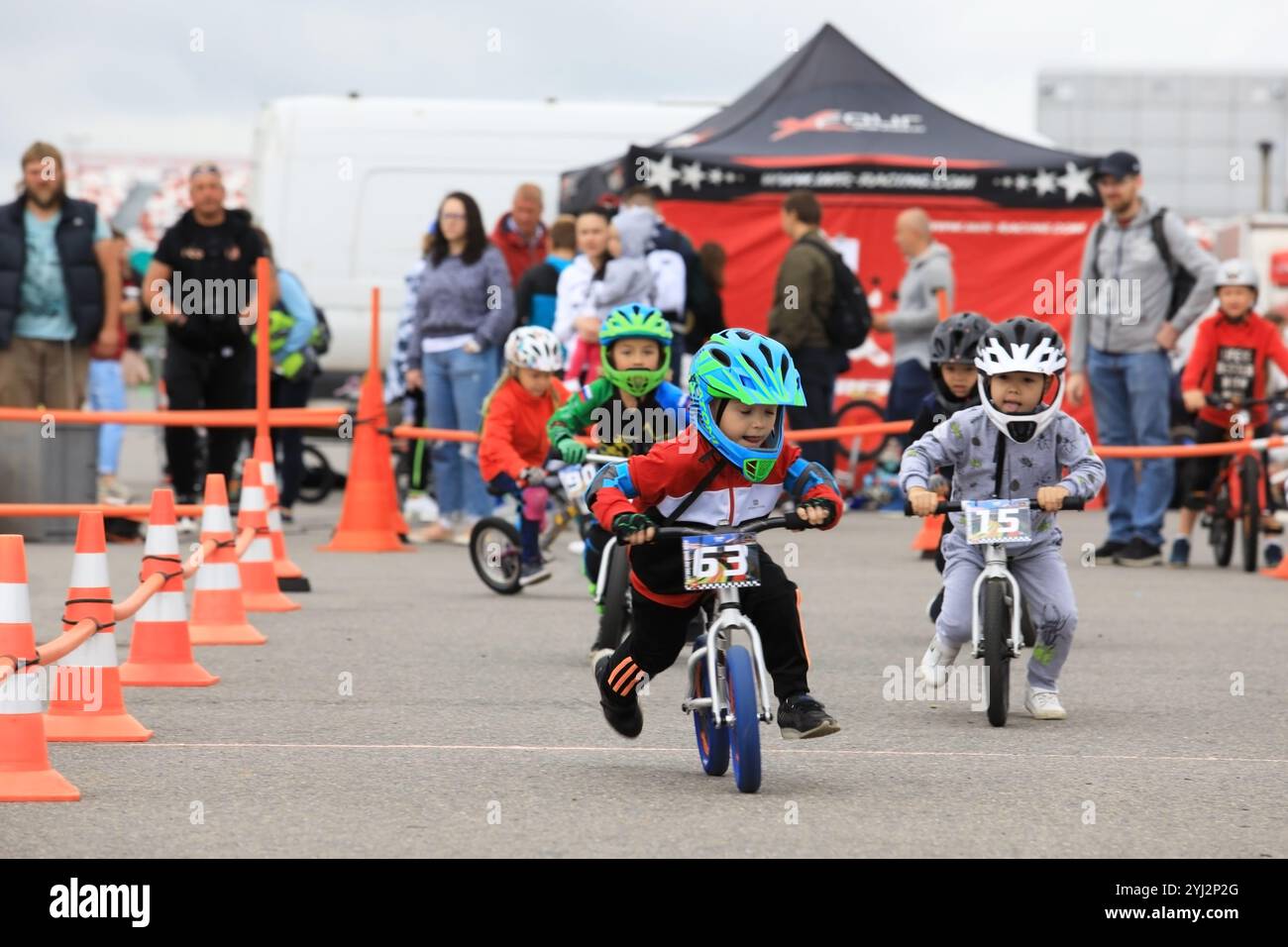 MOSCA, RUSSIA - 21 LUGLIO 2019: Competizioni per bambini in bicicletta durante il campionato della Russia in moto da corsa RSBK 2019 a Moscow Raceway Foto Stock