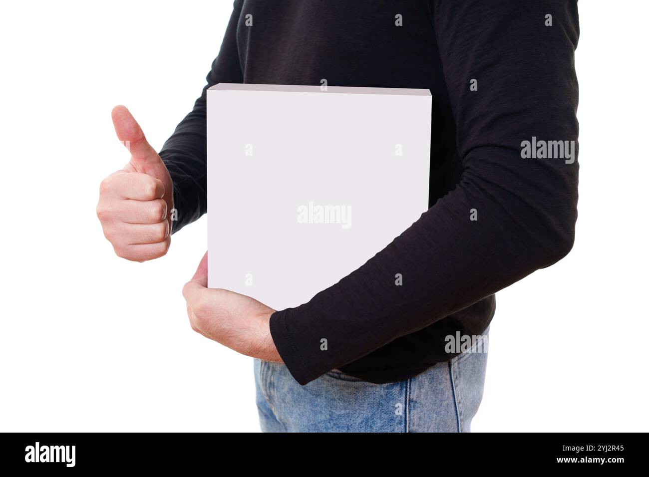 La persona con una camicia nera a maniche lunghe tiene in mano una scatola bianca vuota mentre regge un pollice in alto. Imballaggio, approvazione, soddisfazione o segnaposto per il prodotto Foto Stock