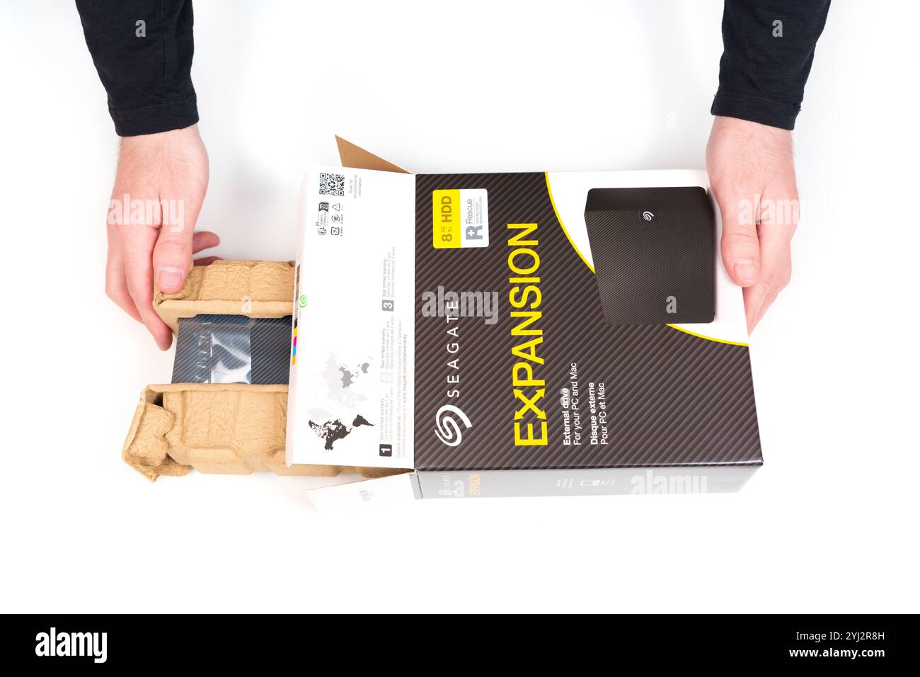 Kiev, Ucraina - 23 ottobre 2024: Vista dall'alto del disco fisso esterno Seagate Expansion, che mostra la confezione aperta e il prodotto all'interno. Foto Stock