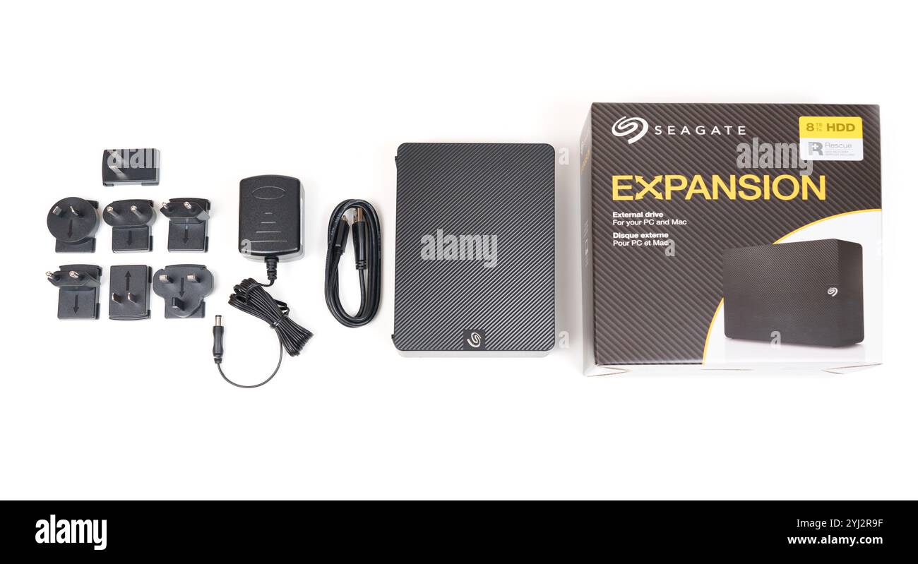 Kiev, Ucraina - 23 ottobre 2024: Disco rigido esterno Seagate Expansion da 8 TB non imballato con adattatore di alimentazione, cavi, spine e confezione isolato di colore bianco Foto Stock
