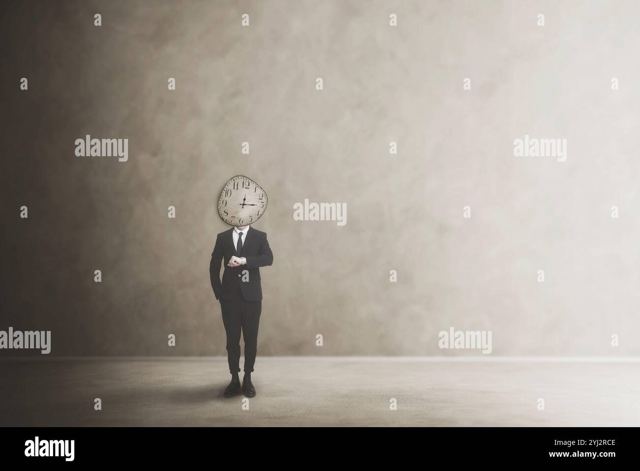 uomo d'affari surreale con il volto coperto da un orologio che controlla l'ora sul suo orologio da polso, concetto di controllo Foto Stock