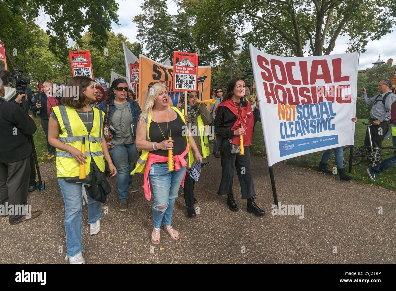 Londra, Regno Unito. 23 settembre 2017. Le persone si allineano per marciare dal raduno di Tottenham a Finsbury Park contro il cosiddetto Haringey Development Vehicle, sotto il quale il Consiglio di Haringey sta effettuando un enorme trasferimento di alloggi del consiglio alla multinazionale australiana Lendlease. Ciò comporterà l'imminente demolizione di oltre 1.300 case del consiglio nella tenuta di Northumberland Park, seguita da una simile perdita di alloggi sociali in tutto il quartiere. Con un fatturato di 2 miliardi di sterline, HIS è la più grande donazione di alloggi e beni del consiglio a una società privata ancora nel Regno Unito, ma schemi simili hanno già resu Foto Stock