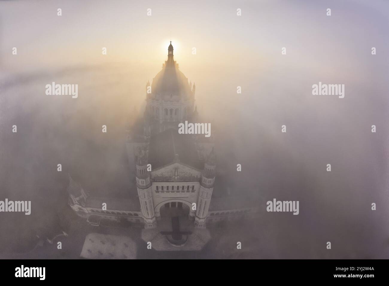 FRANCIA. NORMANDIA. CALVADOS (14) LISIEUX. LA FACCIATA OVEST E LA CUPOLA DELLA BASILICA DI SANTA TERESA EMERGONO DALLA NEBBIA MATTUTINA Foto Stock