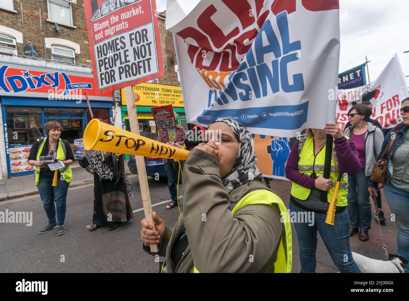 Londra, Regno Unito. 23 settembre 2017. Centinaia di marzo nel nord di Londra da un raduno a Tottenham a Finsbury Park contro il cosiddetto Haringey Development Vehicle, sotto il quale il Consiglio di Haringey sta effettuando un enorme trasferimento di alloggi del consiglio alla multinazionale australiana Lendlease. Ciò comporterà l'imminente demolizione di oltre 1.300 case del consiglio nella tenuta di Northumberland Park, seguita da una simile perdita di alloggi sociali in tutto il quartiere. Con un fatturato di 2 miliardi di sterline, HIS è la più grande donazione di alloggi e beni del consiglio a una società privata ancora nel Regno Unito, ma progetti simili lo hanno già fatto Foto Stock