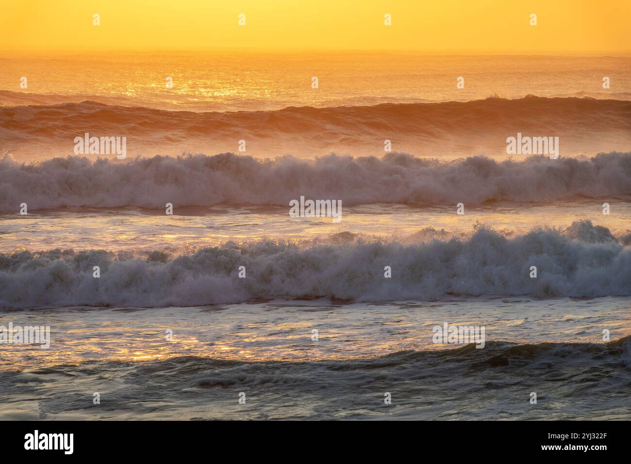 Onde dell'oceano Atlantico al tramonto a Cape Cross vicino a Swakopmund, paesaggio della Namibia, Africa Foto Stock