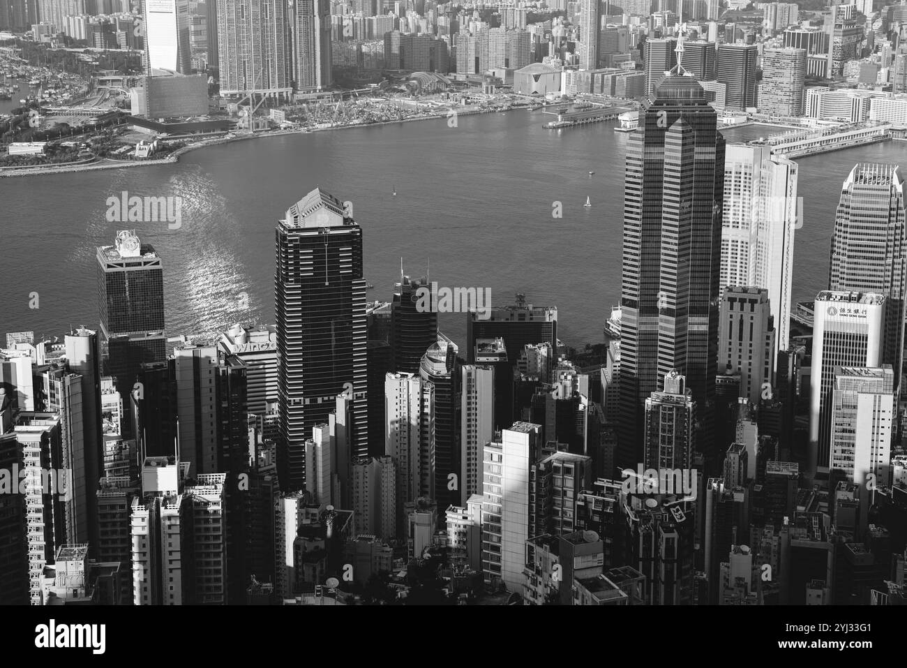 I grattacieli circondano Victoria Bay, evidenziando la vivace attività sul lungomare e la vita cittadina di Hong Kong sotto la luce del giorno. Foto Stock