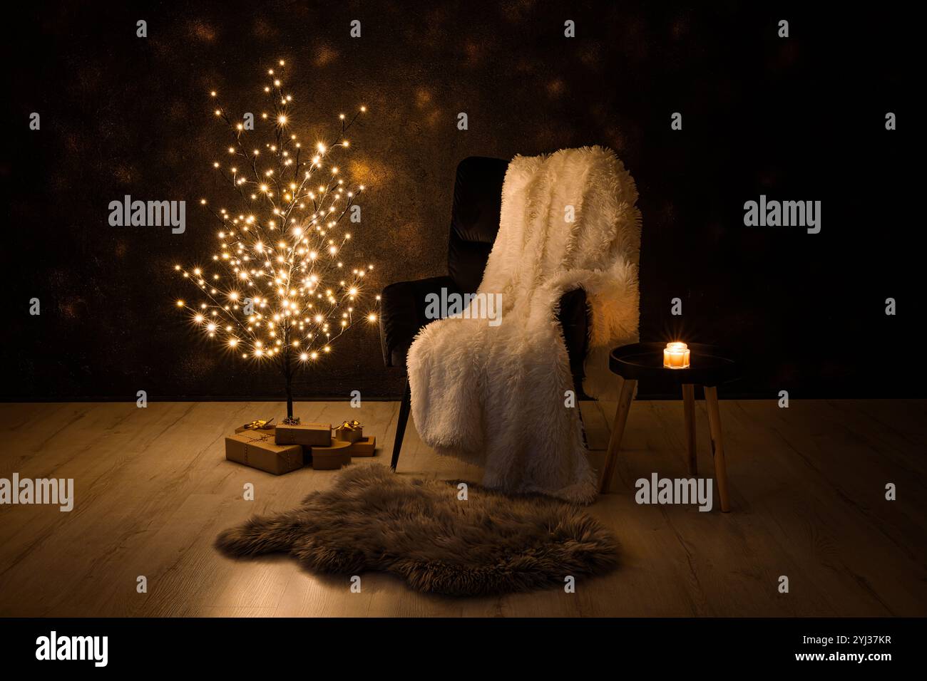 Concetto alternativo dell'albero di Natale. Struttura metallica minimalista di colore nero con luci illuminate di notte. Poltrona nera, plaid bianco, si presenta sotto il Foto Stock