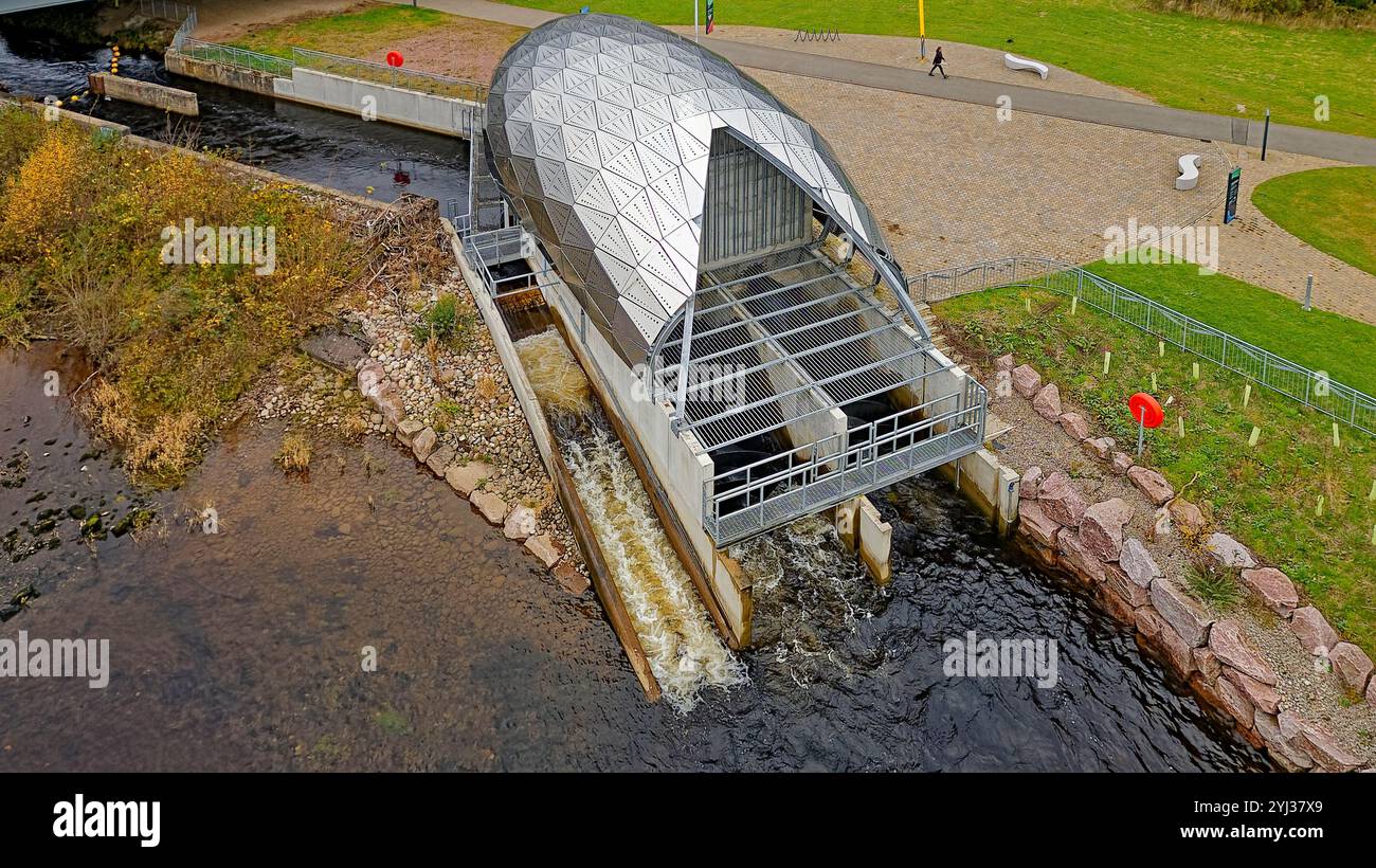 Generatore idroelettrico Hydro Ness sulle rive del fiume Ness Scozia realizzato con 384 pannelli di rivestimento in acciaio inox Foto Stock