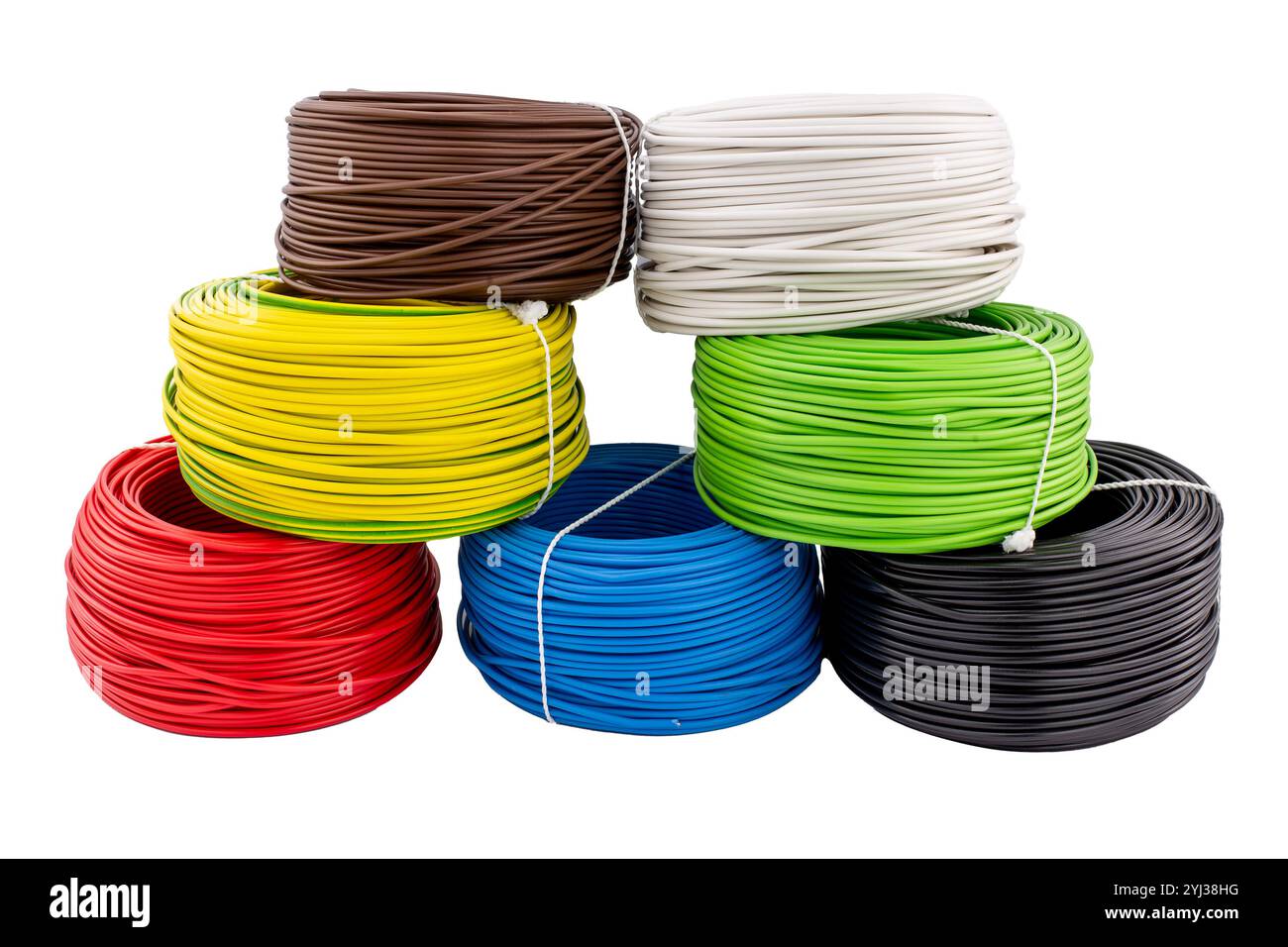 Bobine impilate di cavi elettrici multicolore su sfondo bianco Foto Stock