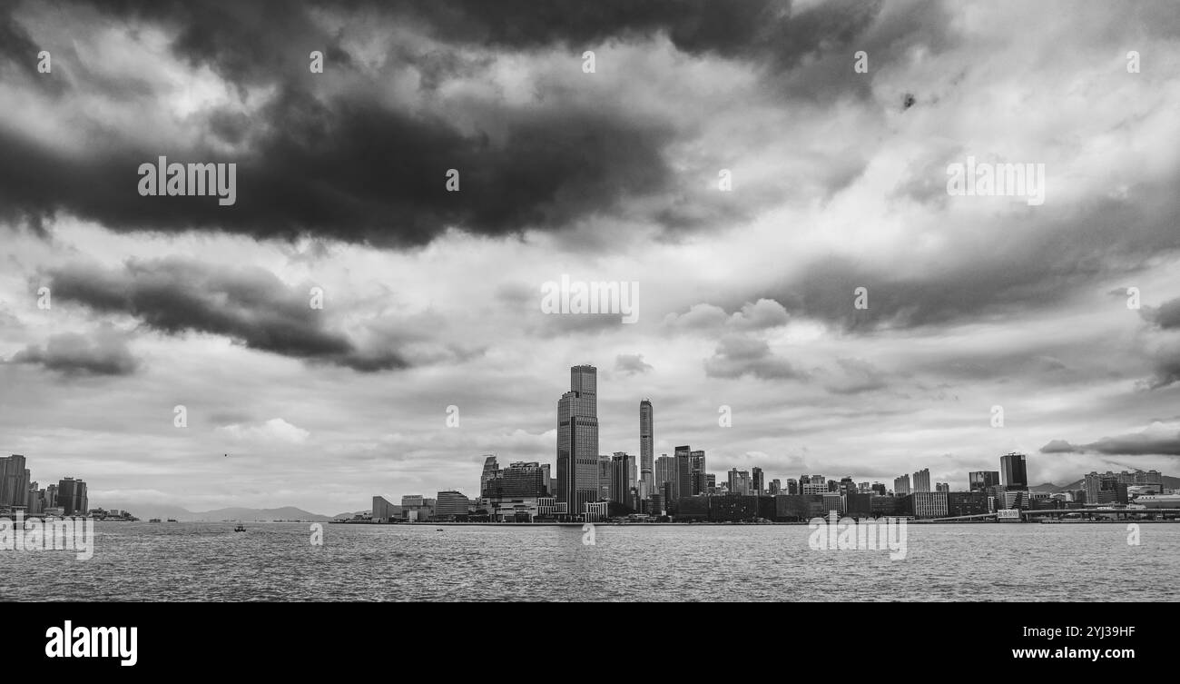 Lo skyline di Hong Kong è caratterizzato da alti edifici sullo sfondo di spettacolari nuvole sull'acqua. Foto Stock