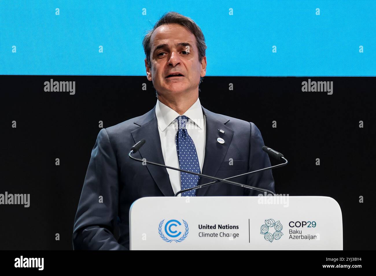 Baku, Azerbaigian, 13 novembre 2024. Kyriakos Mitsotakis, primo ministro greco, parla durante la prima parte della conferenza sul cambiamento climatico delle Nazioni Unite tenutasi nella sala plenaria di Nizami durante la COP29, un evento organizzato dall'UNFCCC allo stadio olimpico di Baku. La COP29, in vigore dal novembre 11-22, si concentra sulla compensazione delle emissioni di carbonio e sui finanziamenti per la sostenibilità e la mitigazione. Crediti: Dominika Zarzycka/Alamy Live News. Foto Stock