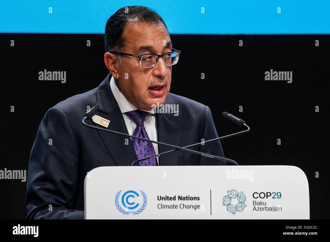 Baku, Azerbaigian, 13 novembre 2024. Mostafa Kamal Madbouly, il primo ministro egiziano, parla durante la prima parte del segmento ad alto livello della Conferenza delle Nazioni Unite sui cambiamenti climatici nella sala plenaria di Nizami durante il COP29, un evento tenuto dall'UNFCCC allo stadio olimpico di Baku. La COP29, in vigore dal novembre 11-22, si concentra sulla compensazione delle emissioni di carbonio e sui finanziamenti per la sostenibilità e la mitigazione. Crediti: Dominika Zarzycka/Alamy Live News. Foto Stock