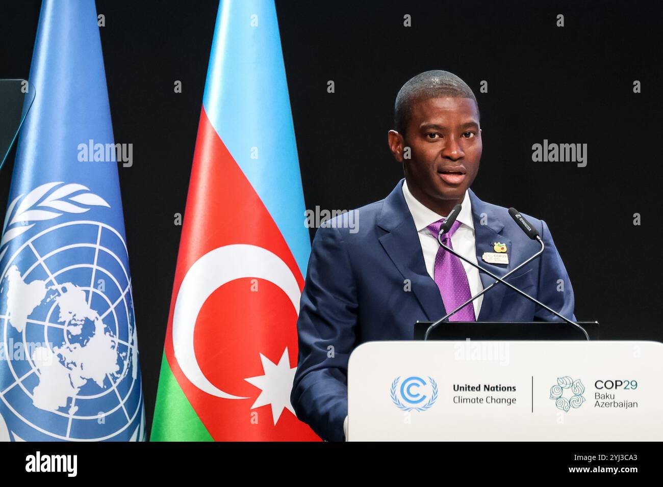 Baku, Azerbaigian. 13 novembre 2024. Dickon Mitchell, primo ministro di Grenada, parla durante la prima parte della conferenza ad alto livello del segmento delle Nazioni Unite sui cambiamenti climatici nella sala plenaria di Nizami durante il COP29, un evento tenuto dall'UNFCCC allo stadio olimpico di Baku. La COP29, in vigore dal novembre 11-22, si concentra sulla compensazione delle emissioni di carbonio e sui finanziamenti per la sostenibilità e la mitigazione. Credito: SOPA Images Limited/Alamy Live News Foto Stock