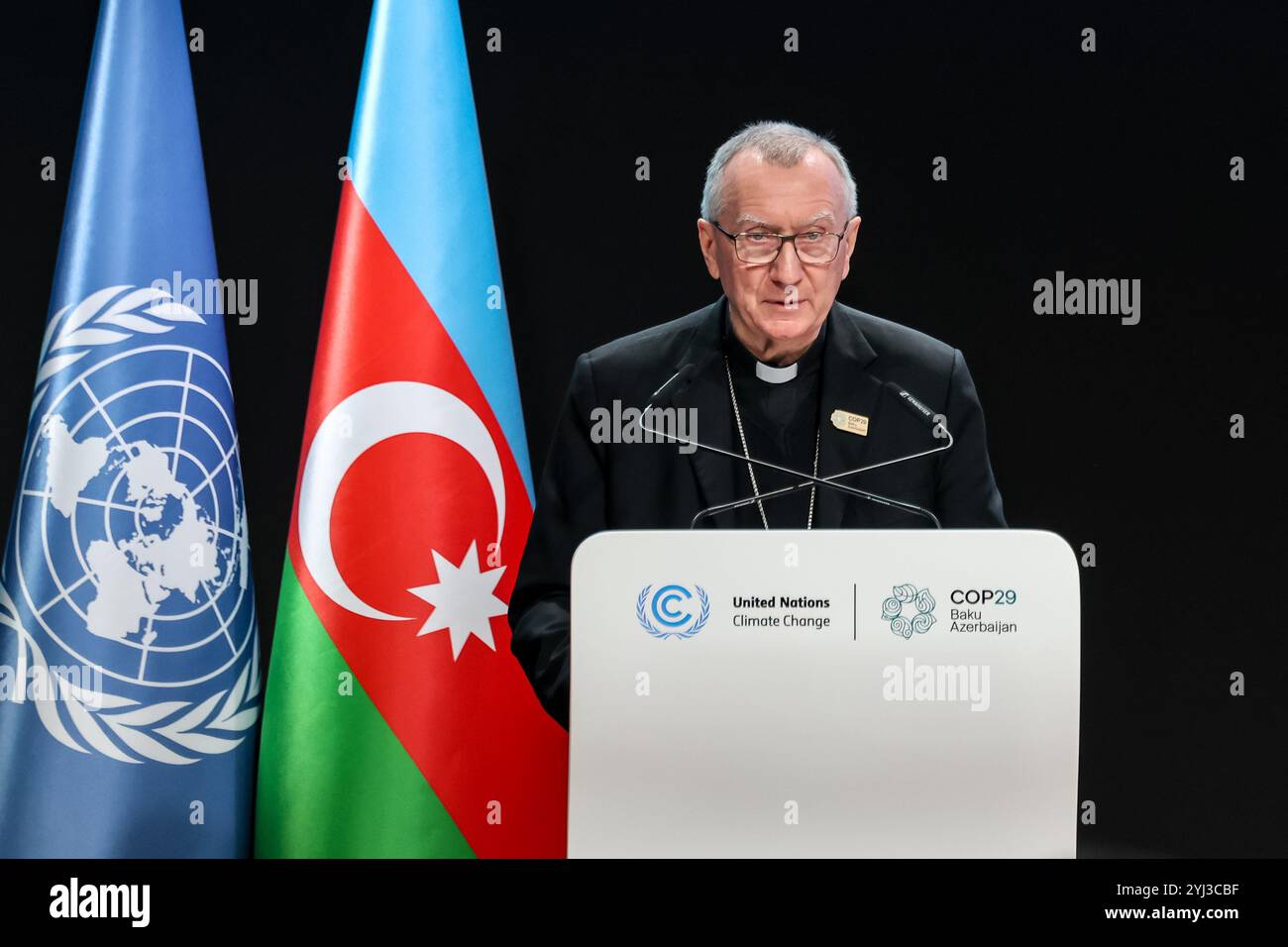 Baku, Azerbaigian, 13 novembre 2024. Il Cardinale Pietro Parolin, Segretario di Stato della Santa sede, interviene durante la prima parte della Conferenza sul cambiamento climatico delle Nazioni Unite nella sala plenaria di Nizami durante la COP29, evento organizzato dall'UNFCCC allo Stadio Olimpico di Baku. La COP29, in vigore dal novembre 11-22, si concentra sulla compensazione delle emissioni di carbonio e sui finanziamenti per la sostenibilità e la mitigazione. Crediti: Dominika Zarzycka/Alamy Live News. Foto Stock