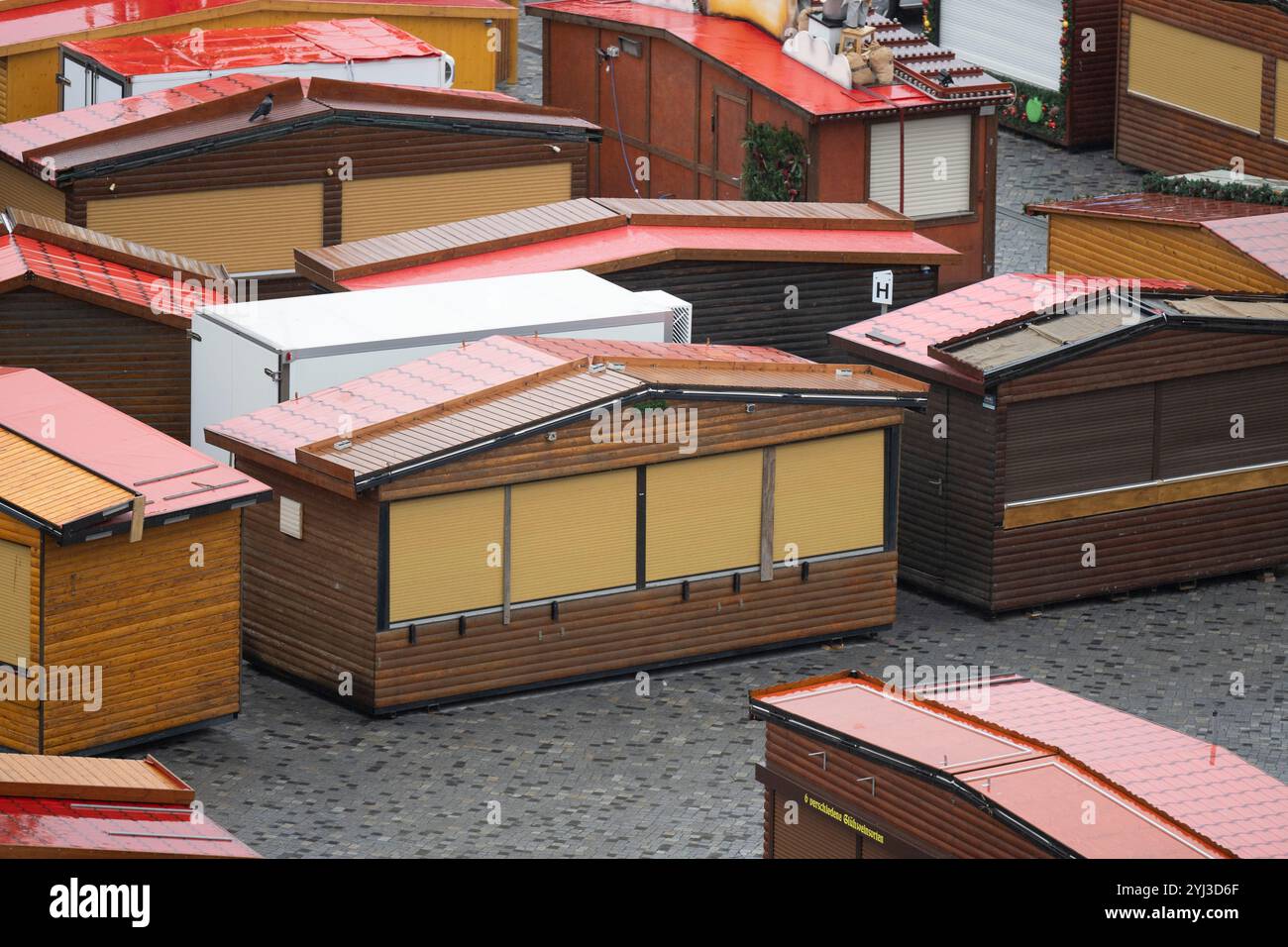 Dresda, Germania. 13 novembre 2024. Le capanne si trovano sull'Altmarkt per lo Striezelmarkt. Il Dresden Striezelmarkt di quest'anno aprirà il 27 novembre 2024. Crediti: Sebastian Kahnert/dpa/Alamy Live News Foto Stock