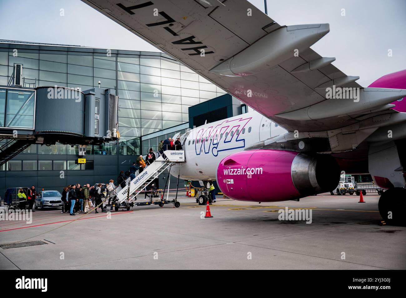 Danzica, Finlandia. 6 novembre 2024. Si vedono persone che entrano nell'aereo Wizzair che vola a Turku, Finlandia, dall'aeroporto Lech Walesa di Danzica. (Foto di Mateusz Slodkowski/SOPA Images/Sipa USA) credito: SIPA USA/Alamy Live News Foto Stock