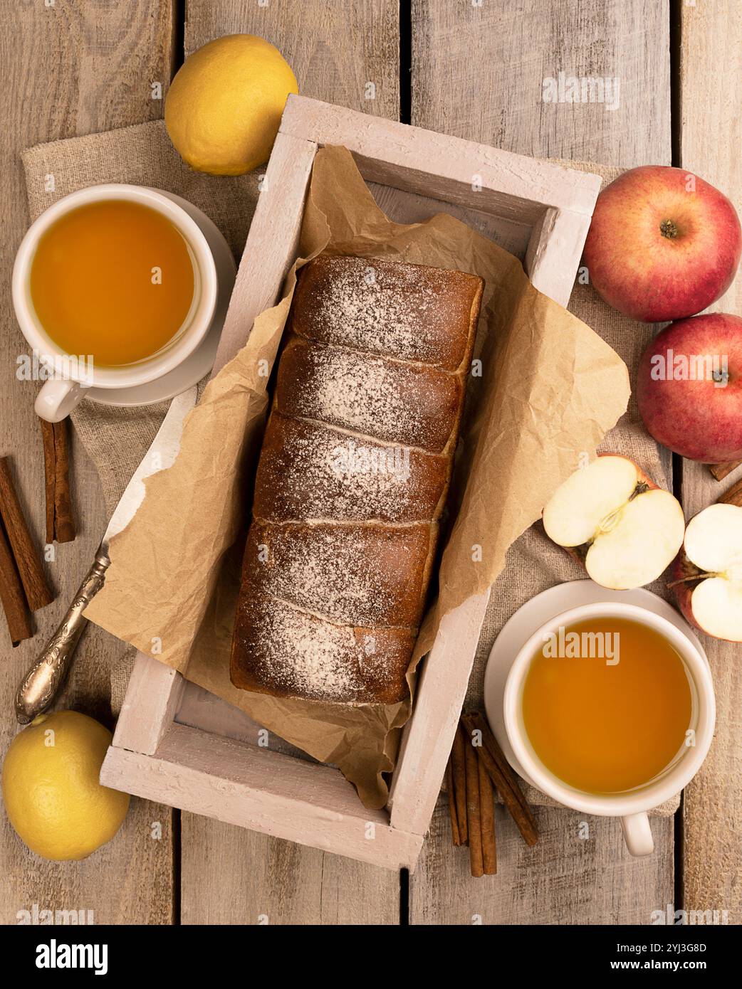 Torta di mele e pasticcini dolci autunnali su un tavolo, per creare un ambiente perfetto per un Tea Party e un'atmosfera autunnale. Vista dall'alto Foto Stock