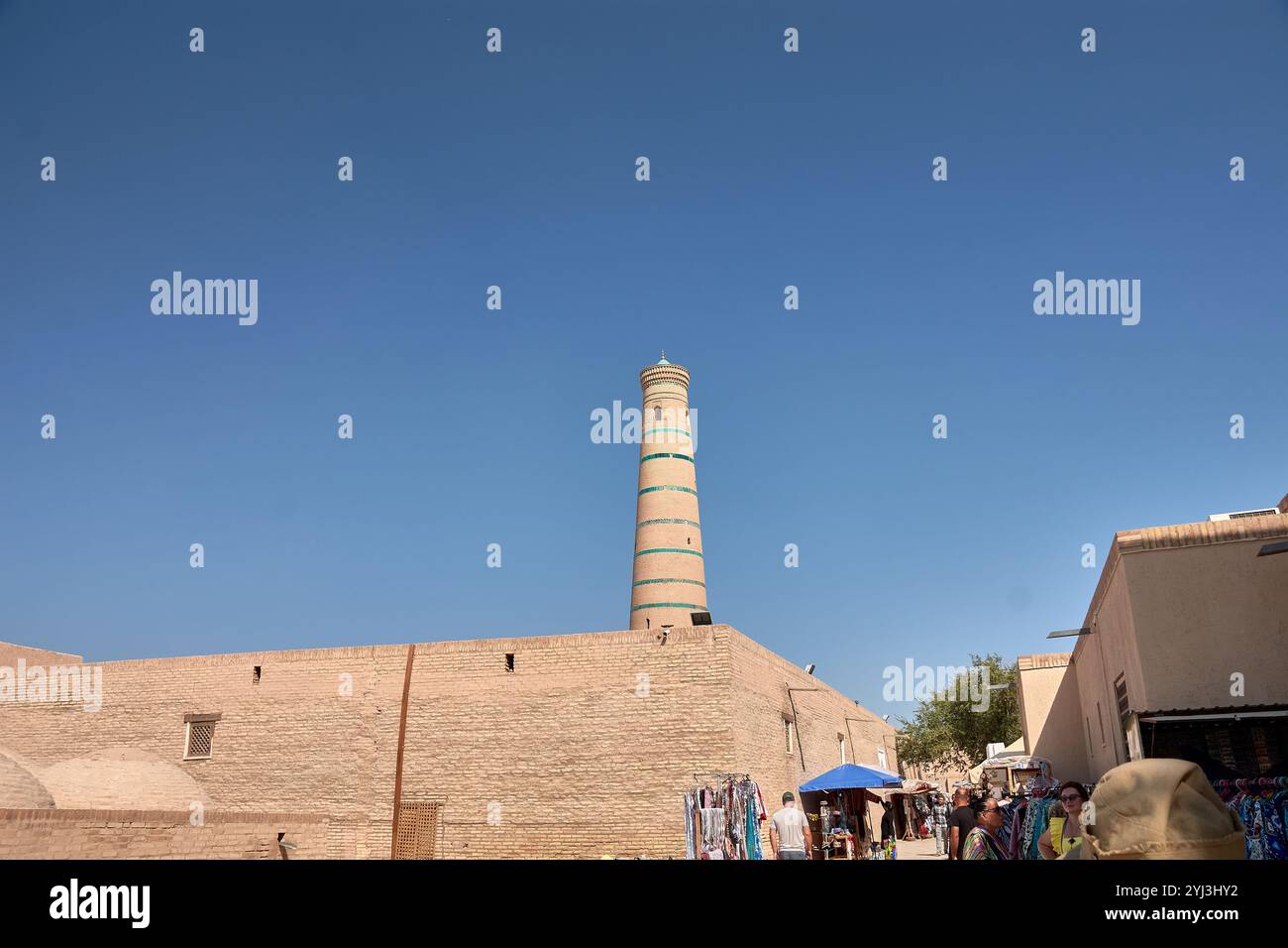 Khiva, Uzbekistan; 21 settembre 2024: Il torreggiante minareto Islam Khoja, una struttura iconica a Khiva, Uzbekistan, conosciuta per i suoi distinti motivi blu Foto Stock