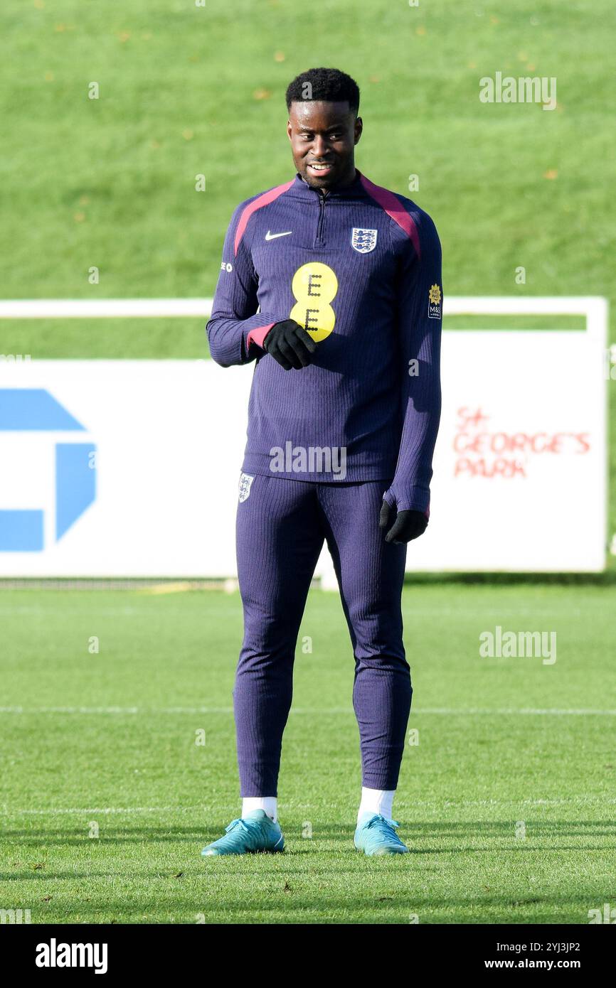 Burton Upon Trent, Regno Unito. 13 novembre 2024. Il difensore inglese Marc Guehi sorride durante la sessione di allenamento dell'Inghilterra al St. George's Park, Burton upon Trent, Inghilterra, Regno Unito il 13 novembre 2024 Credit: Every Second Media/Alamy Live News Foto Stock