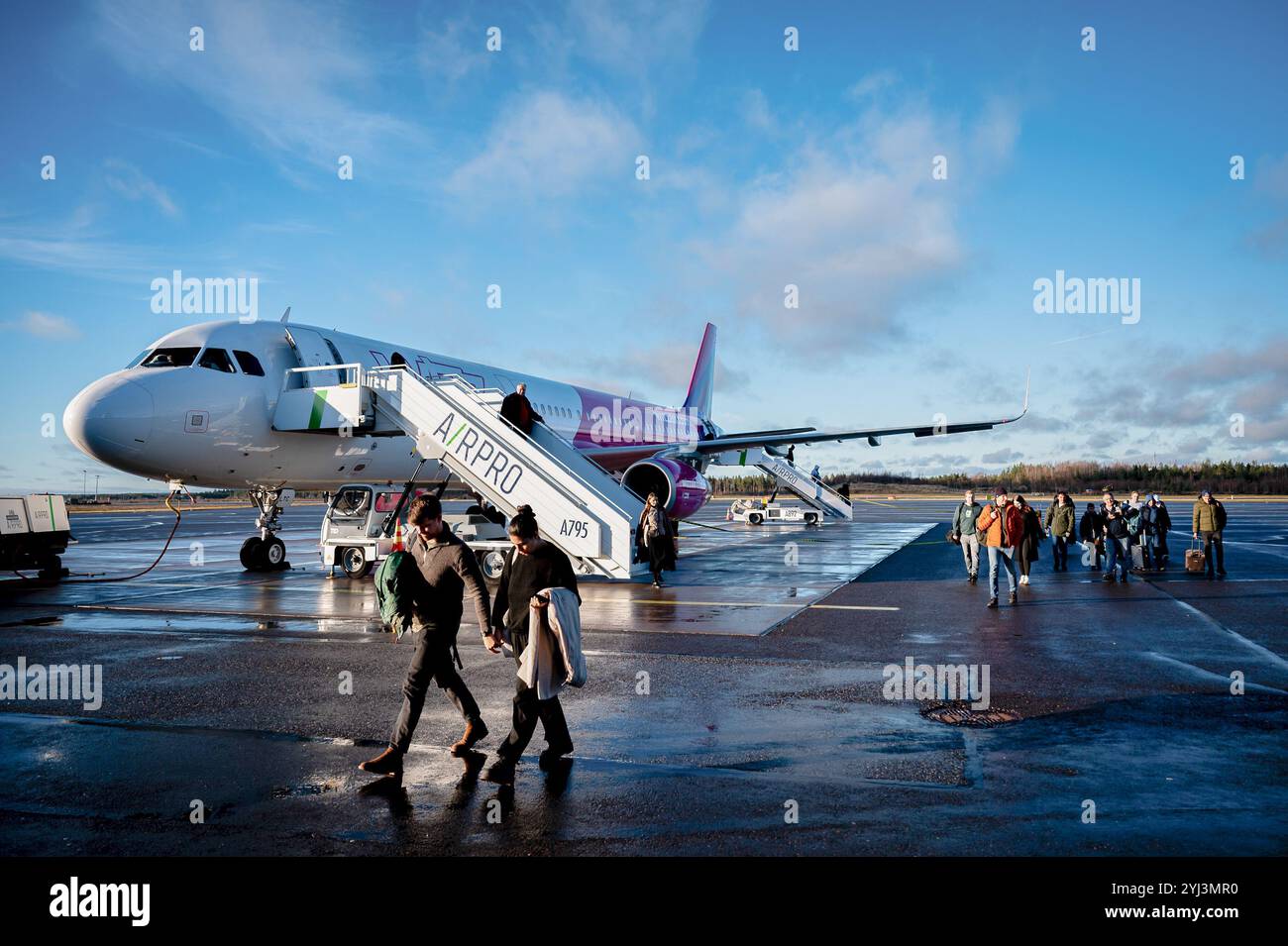 Turku, Finlandia. 6 novembre 2024. Gli aerei Wizzair sono stati visti all'aeroporto di Turku, in Finlandia. (Credit Image: © Mateusz Slodkowski/SOPA Images via ZUMA Press Wire) SOLO PER USO EDITORIALE! Non per USO commerciale! Foto Stock