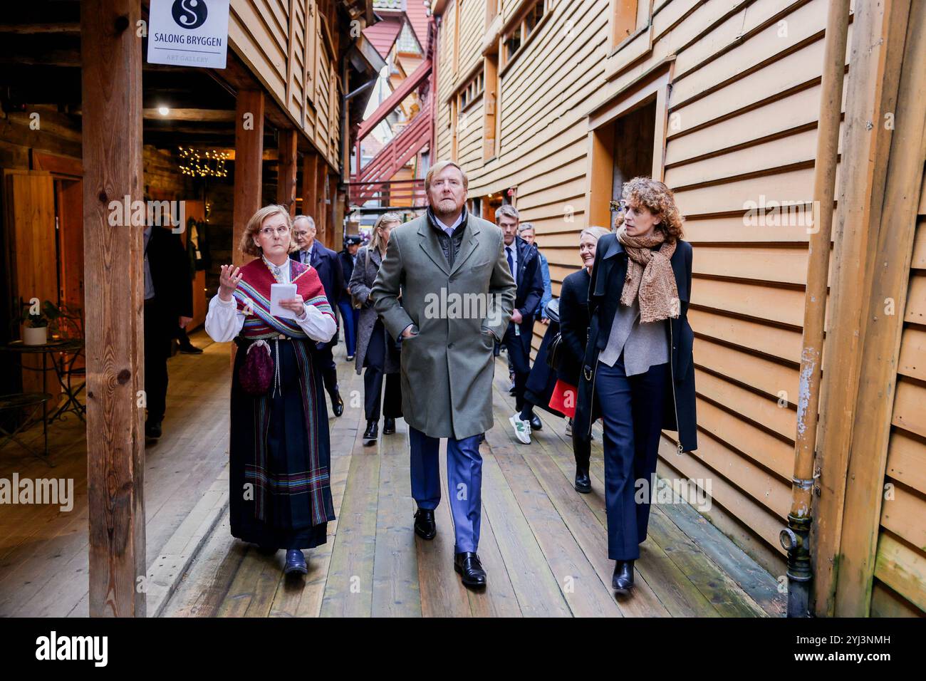 Bergen 20241113. Capo del Museo anseatico, Elisabeth Bjørsvik, insieme al re Willem-Alexander dei Paesi Bassi durante la visita a Bryggen a Bergen, Norvegia, 13 novembre. 2024. Foto: Silje Katrine Robinson / NTB Foto Stock