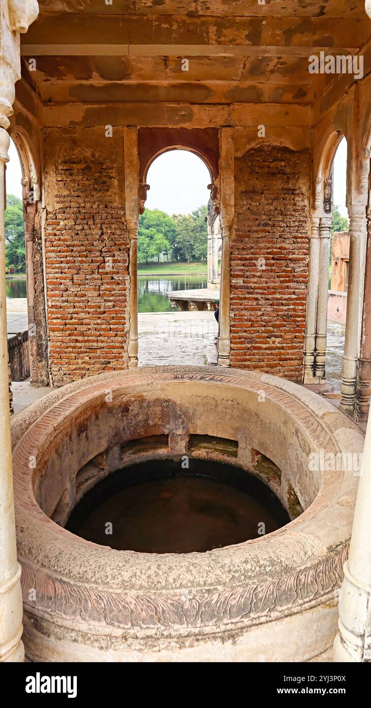 Mandapa (sala a pilastri) costruito in marmo del Tempio di Ganesh Bagh, situato a Chitrakoot, Madhya Pradesh, India. Foto Stock