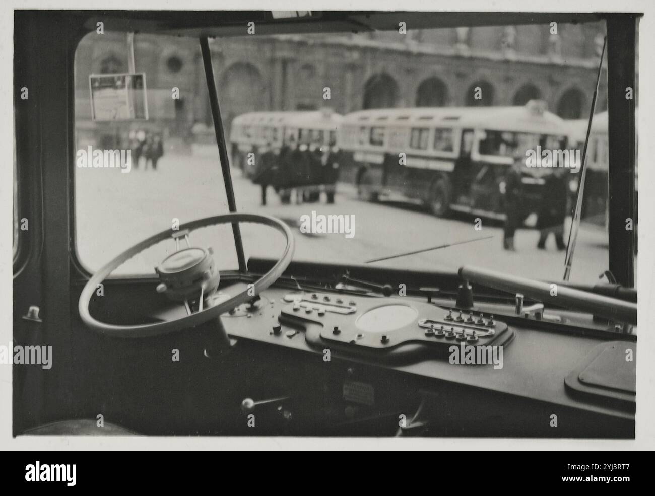 Foto d'epoca dell'autobus della città di Parigi: Tipo Régie Autonome des Transports Parisiens (Autorità Autonoma dei trasporti parigini). Francia. 1950 Foto Stock