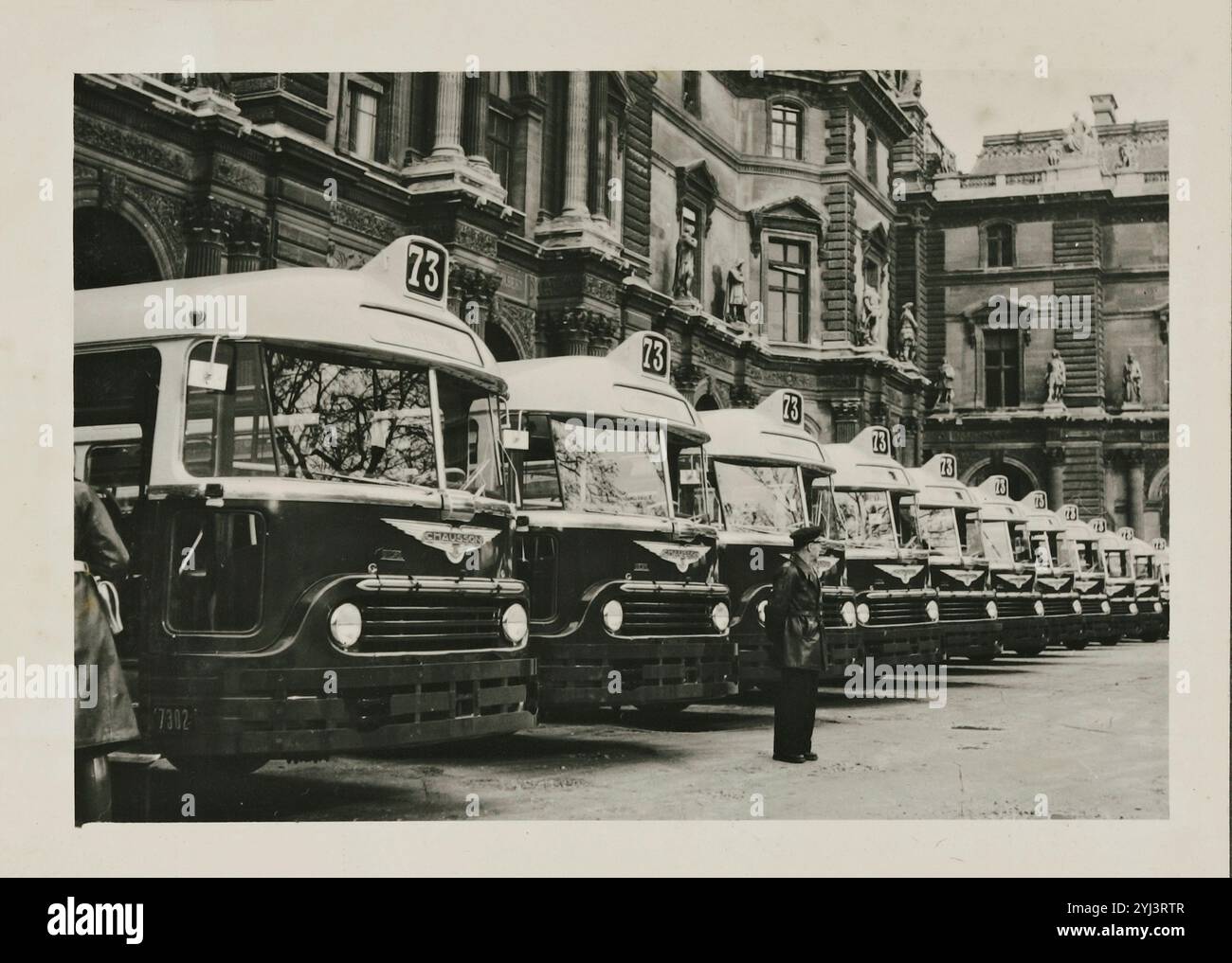 Foto d'epoca di Parigi. Autobus cittadino: Tipo Régie Autonome des Transports Parisiens. Diversi autobus con il numero 73 di fila. Francia. 1950 Foto Stock
