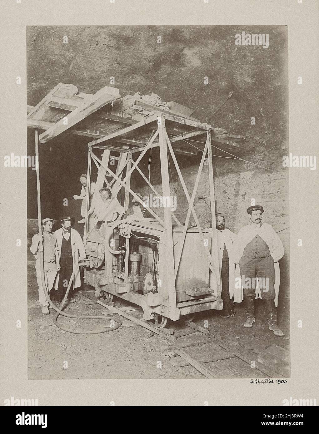 Foto d'epoca di Parigi. Costruzione della metropolitana a Parigi, 1903-1904, dispositivo per iniettare cemento nella calotte del tunnel. Francia. 1903 Foto Stock