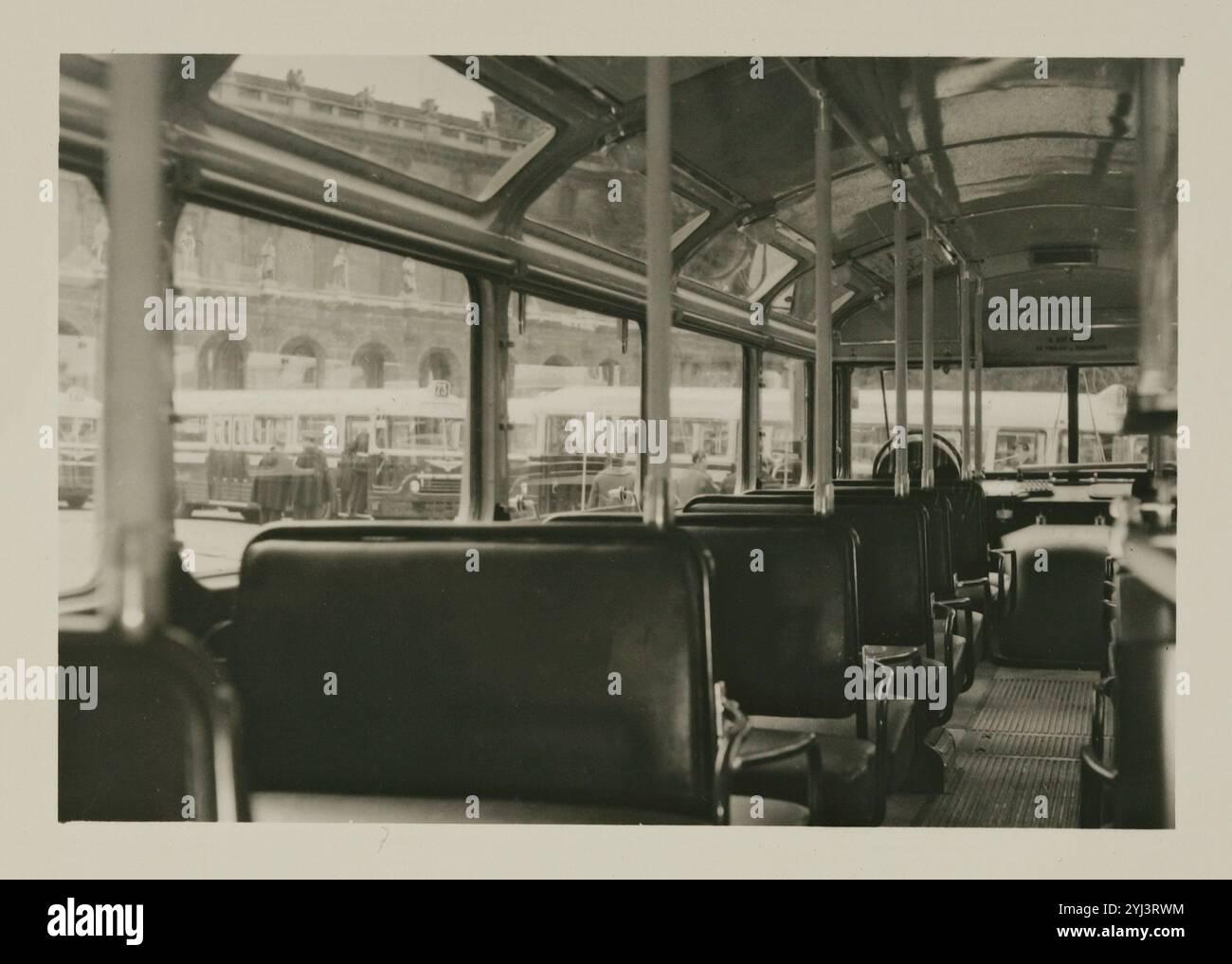 Foto d'epoca di Parigi. Autobus cittadino: Tipo Régie Autonome des Transports Parisiens, vista interna dell'autobus, posti a sedere. Francia. 1950 Foto Stock