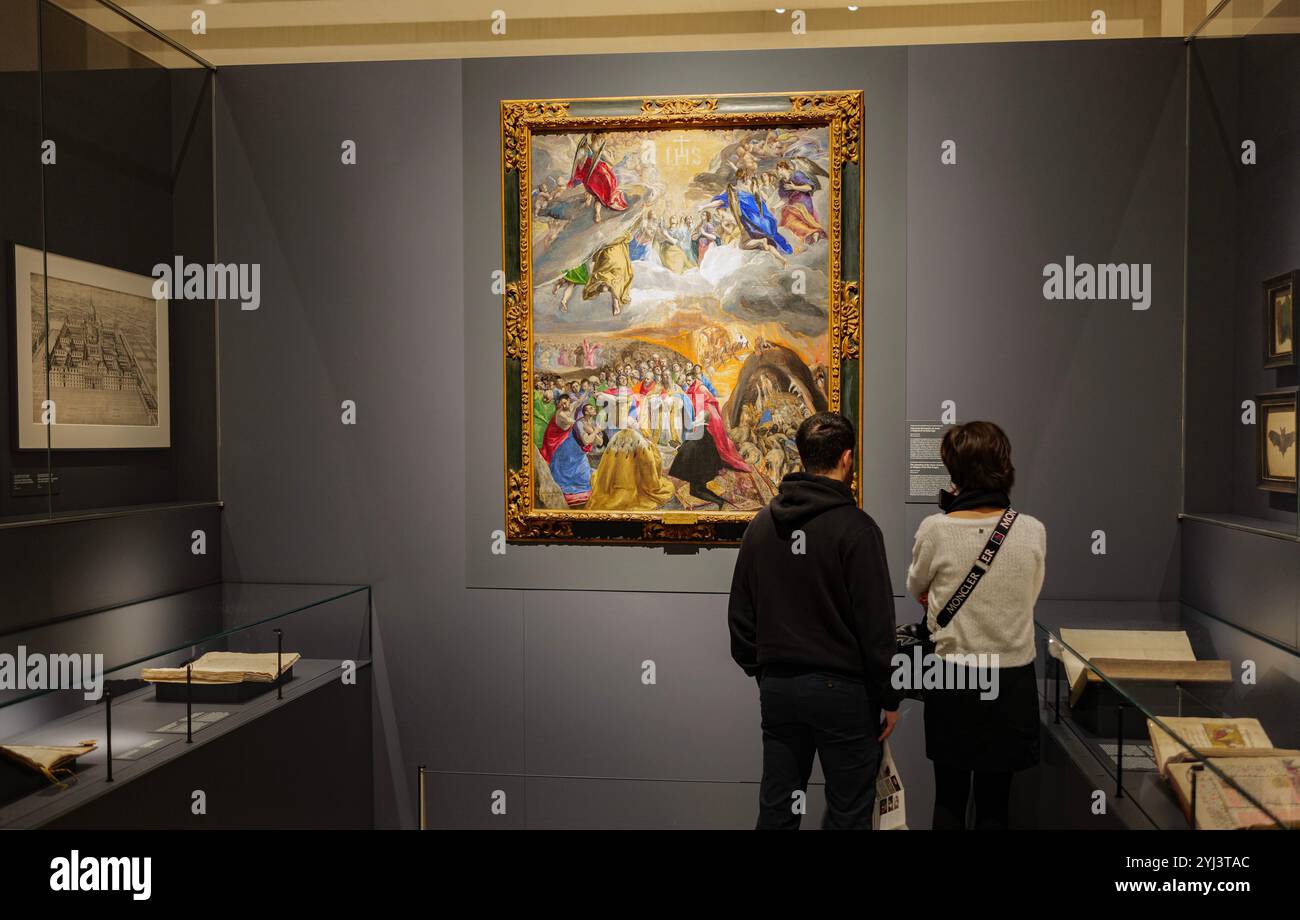 Una coppia ammira l'Adorazione del nome di Gesù o Allegoria della Lega Santa, di El Greco, presso la Galleria delle collezioni reali. Madrid, Spagna Foto Stock