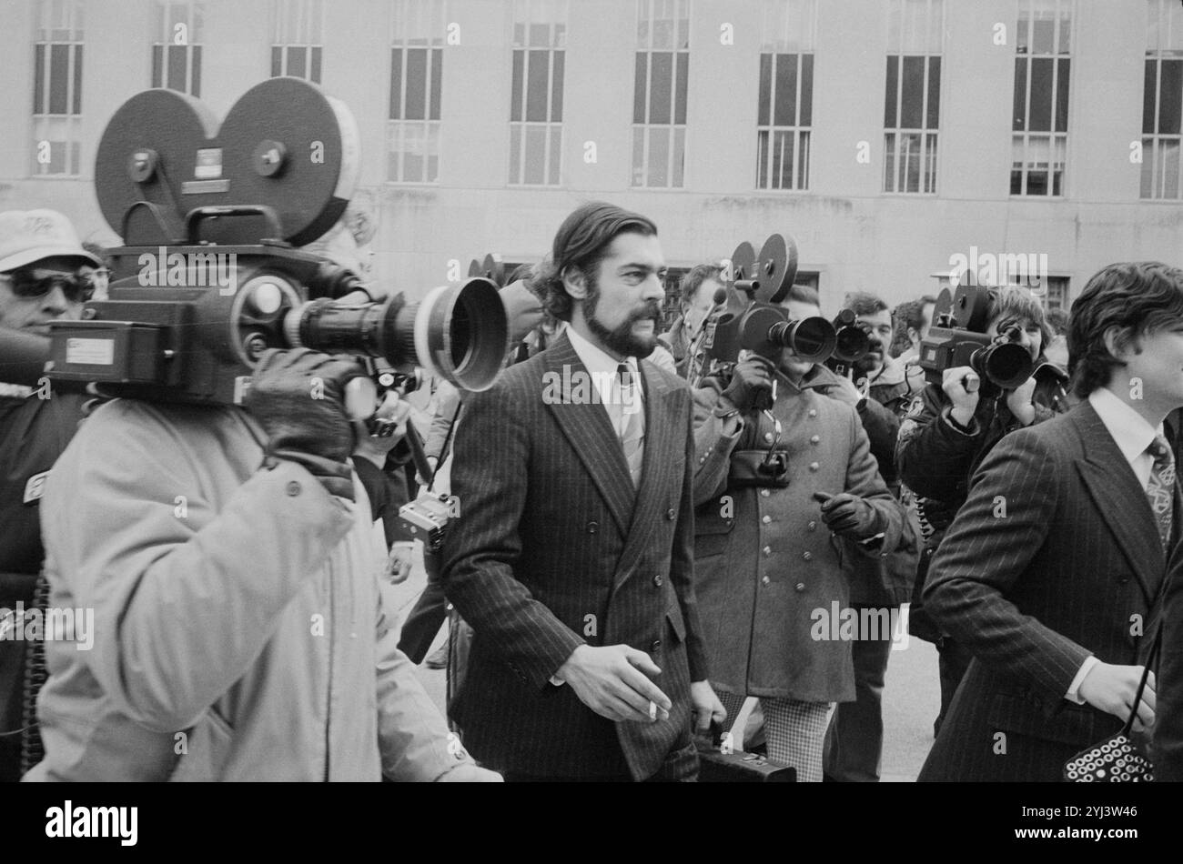 Watergate incriminò al tribunale distrettuale degli Stati Uniti. STATI UNITI. Il 1 marzo 1974 lo scandalo Watergate fu un grande scandalo politico negli Stati Uniti che coinvolse l'amministrazione del presidente Richard Nixon che alla fine portò alle dimissioni di Nixon. Si concentrava sui membri di un'organizzazione di raccolta fondi associata alla campagna di rielezione di Nixon del 1972, che irruppe nel quartier generale del Comitato Nazionale Democratico situato nel Watergate Office Building a Washington, D.C., il 17 giugno 1972, e sui successivi tentativi di Nixon di nascondere il coinvolgimento della sua amministrazione. Foto Stock