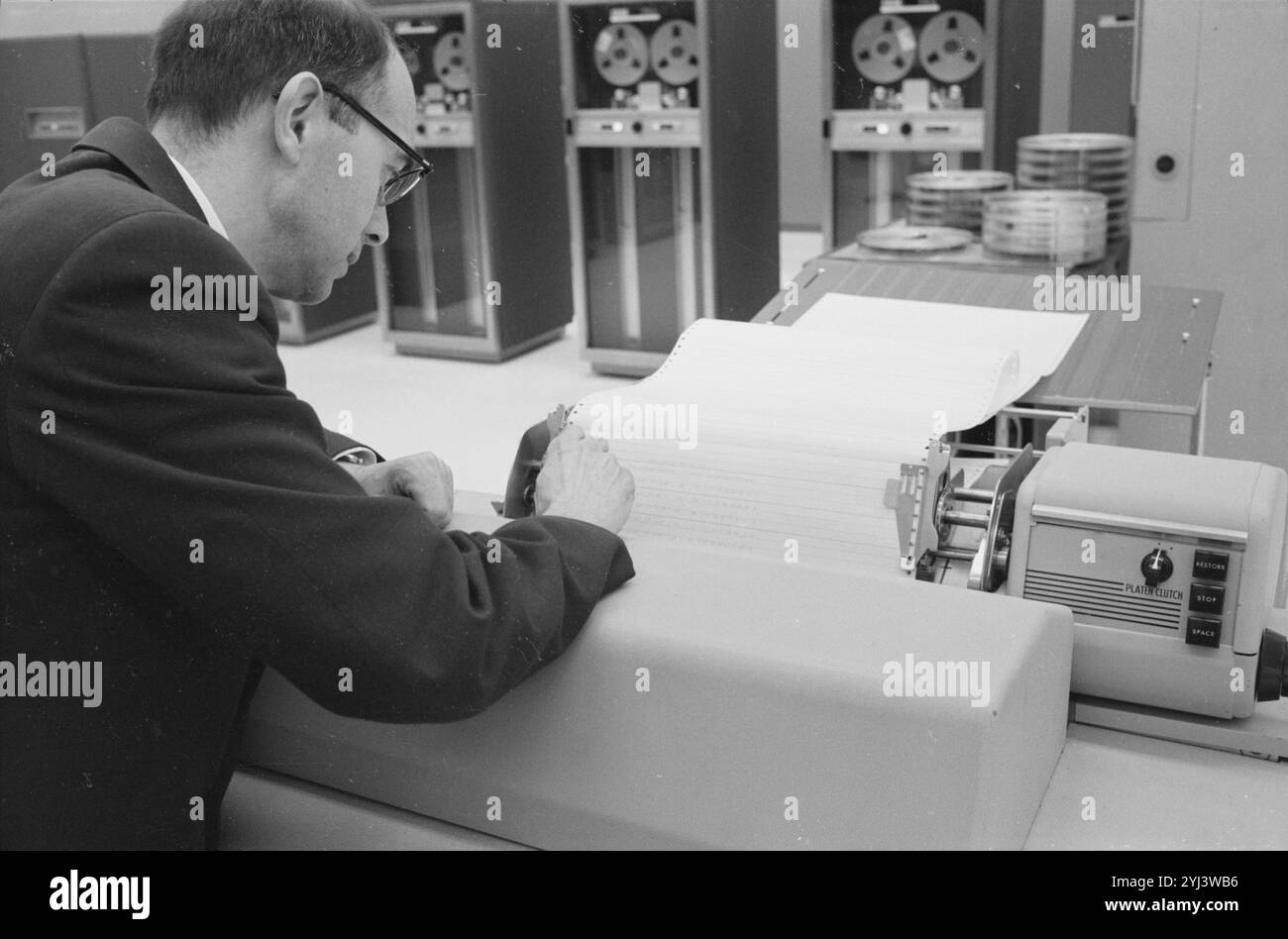 U. Il tecnico del laboratorio di ricerca navale Hugh Christman legge una stampa di computer IBM che segue il satellite Vanguard 1, al Vanguard Computing Center, 615 Pennsylvania Avenue, N.W. Washington, D.C. USA. 17 marzo 1958 Foto Stock