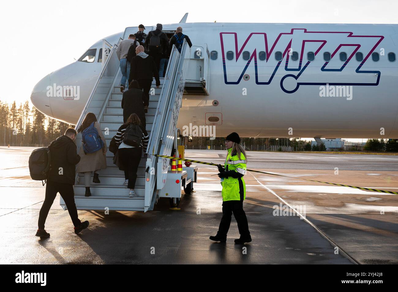 Si è visto entrare negli aerei Wizzair da Turku, Finlandia, a Danzica, Polonia, all'aeroporto. Foto Stock