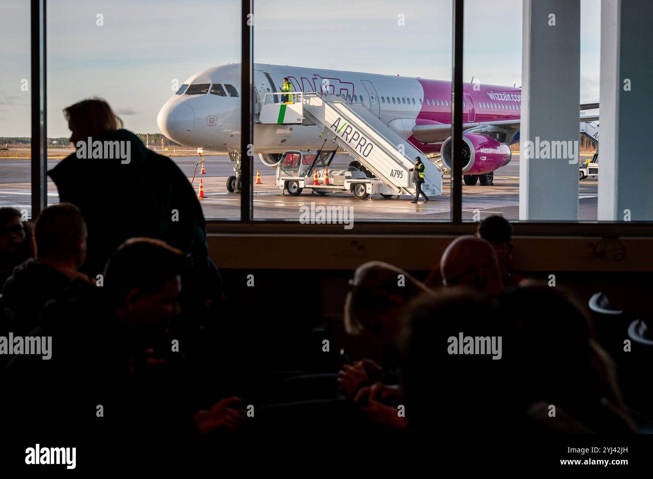 Aerei Wizzair visti dall'aeroporto di Turku a Turku, Finlandia. Foto Stock