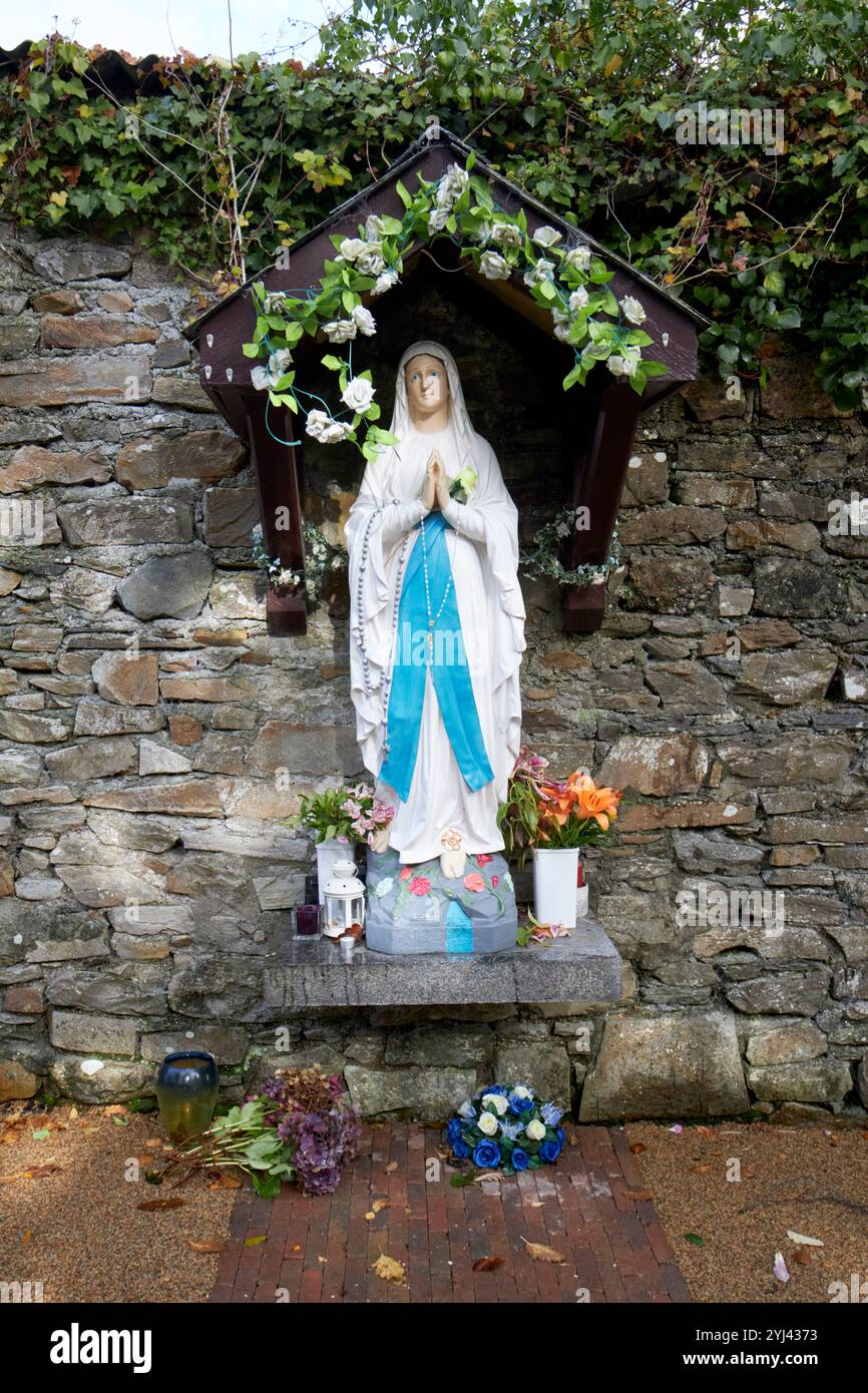 statua di nostra signora incastonata nel muro del cimitero della letterkenny union workhouse letterkenny, contea di donegal, repubblica d'irlanda Foto Stock