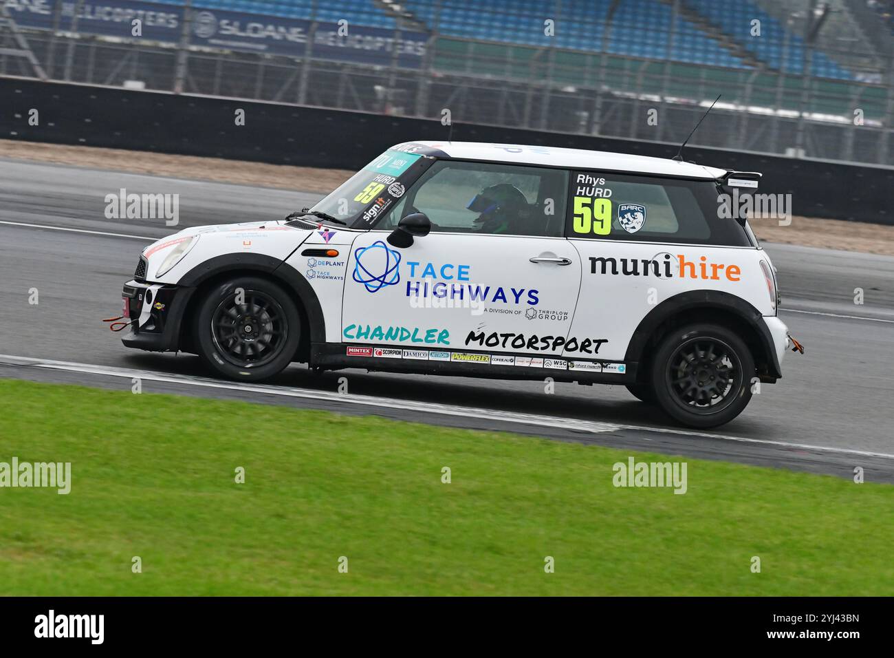 Rhys Hurd, Chandler Motorsport, MINI Cooper, Vertu MINI Challenge Trophy 2024, gare di 20 minuti, gare monomarca, auto basate sulla R50 MINI C. Foto Stock