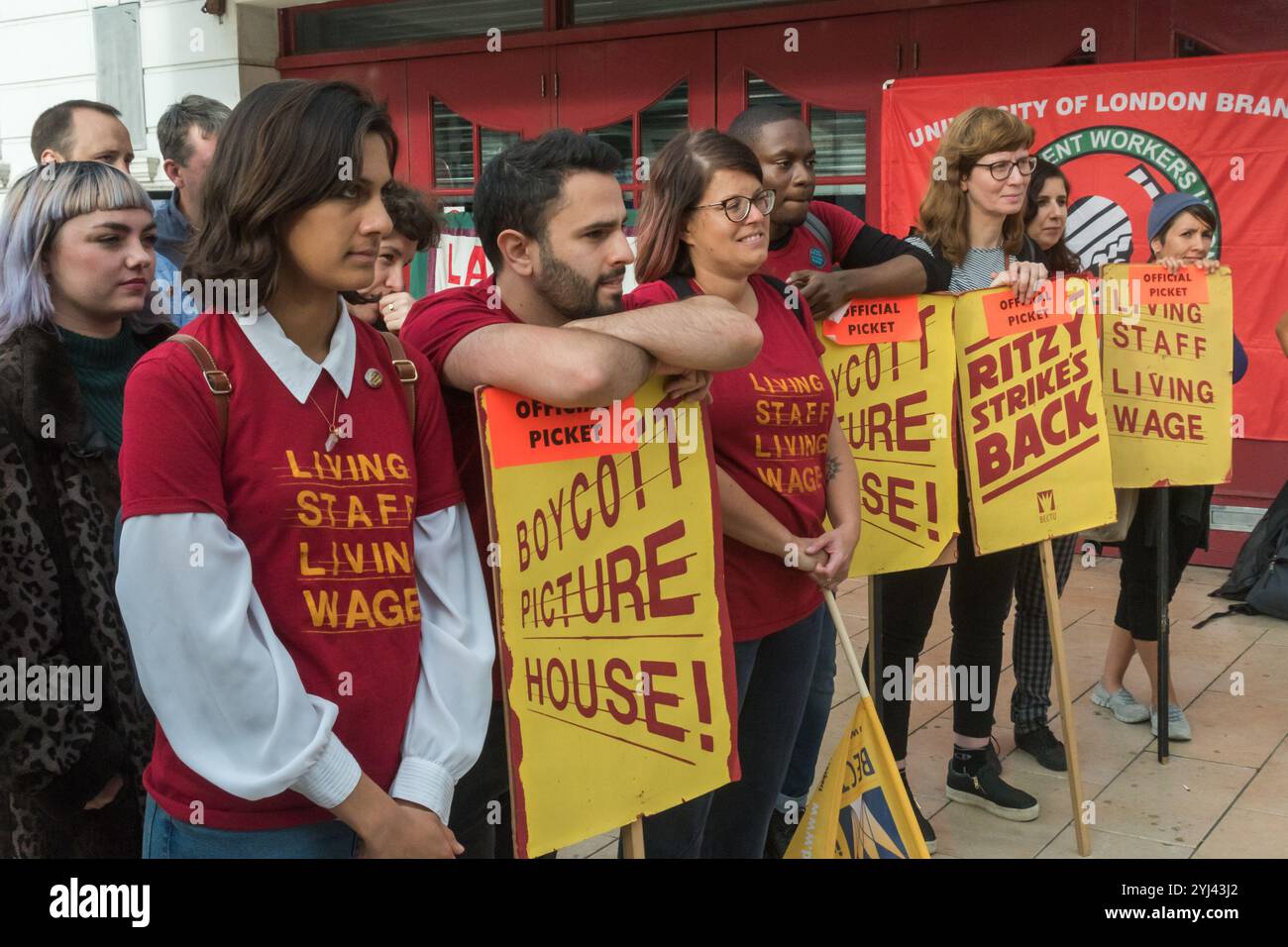 Londra, Regno Unito. 23 settembre 2017. Gli scioperanti della BECTU ascoltano mentre vengono lodati a nome di Prospect (di cui il BECTU è un settore) per l'anno dello sciopero al raduno al di fuori del Ritzy Cinema di Brixton, chiuso per il giorno gli scioperanti della BECTU chiedono il salario di vita londinese, la paga di maternità e paternità, per dirigenti, supervisori, chef e personale tecnico di essere adeguatamente valutati per il loro lavoro, e per reintegrati i quattro rappresentanti sindacali licenziati. Ci sono stati un certo numero di discorsi in inglese e in spagnolo, comprese notizie da altre campagne altrove, alcuni di successo e altri in corso Foto Stock