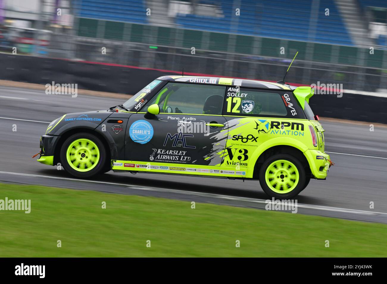 Alex Solley, Graves Motorsport, MINI Cooper, Vertu MINI Challenge Trophy 2024, gare di 20 minuti, gare monomarca, auto basate sulla R50 MINI C. Foto Stock