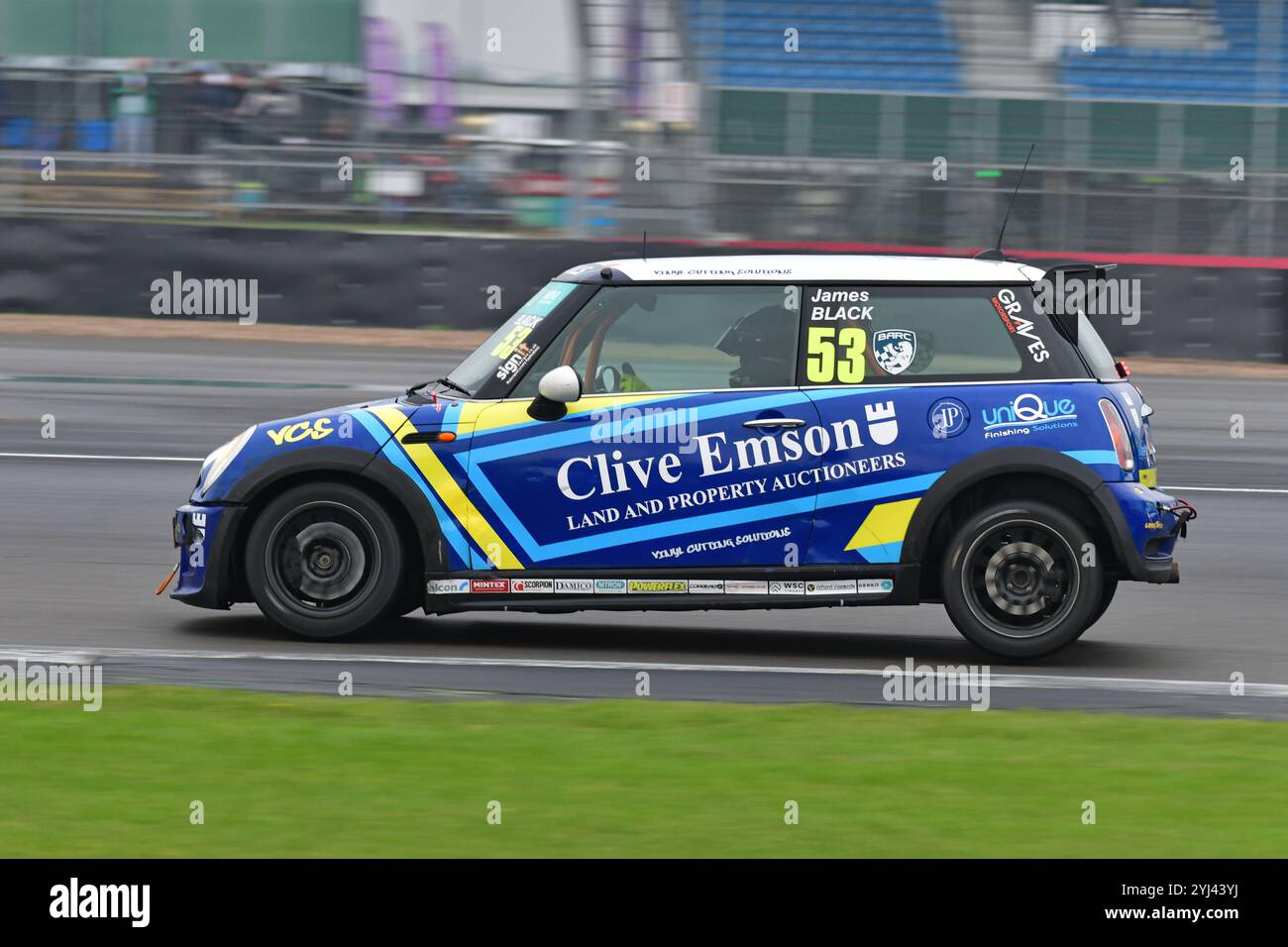 James Black, Graves Motorsport, MINI Cooper, Vertu MINI Challenge Trophy 2024, gare di 20 minuti, gare monomarca, auto basate sulla R50 MINI C. Foto Stock