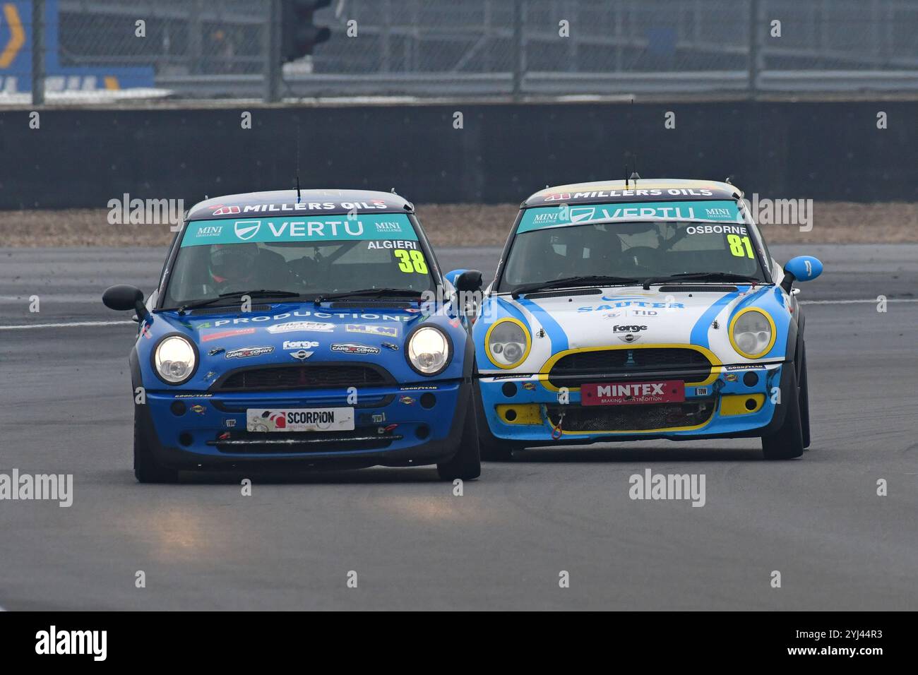 Corse ravvicinate, Olivier Algieri, Westbourne Motorsport, MINI Cooper, Luca Marinoni Osborne, MINI Cooper, Westbourne Motorsport, Vertu MINI Challenge Tro Foto Stock