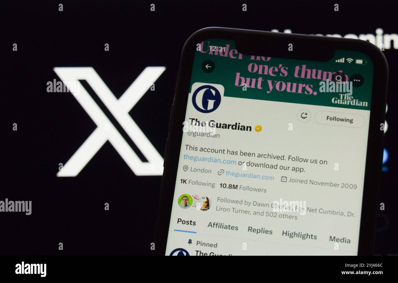 Londra, Regno Unito. 13 novembre 2024. The Guardian ha annunciato di aver smesso di pubblicare notizie e contenuti sui suoi account sulla piattaforma di social media X, precedentemente Twitter, descrivendo X come una "piattaforma di media tossica", e con "contenuti inquietanti" e Elon Musk che utilizza il sito per "plasmare il discorso politico" alcuni dei motivi della loro decisione. Crediti: Vuk Valcic/Alamy Live News Foto Stock