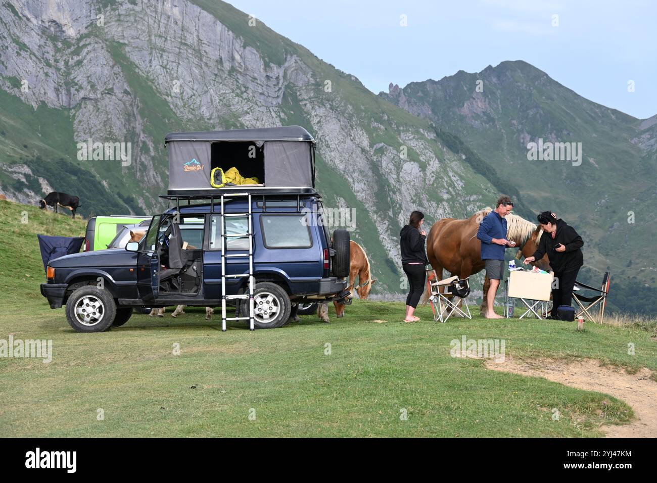 Campeggiatori o turisti campeggiano in tenda auto, tenda sul tetto o tenda sul tetto sul passo del Monte col de Soulor (1471 m) dei Pirenei Francia Foto Stock