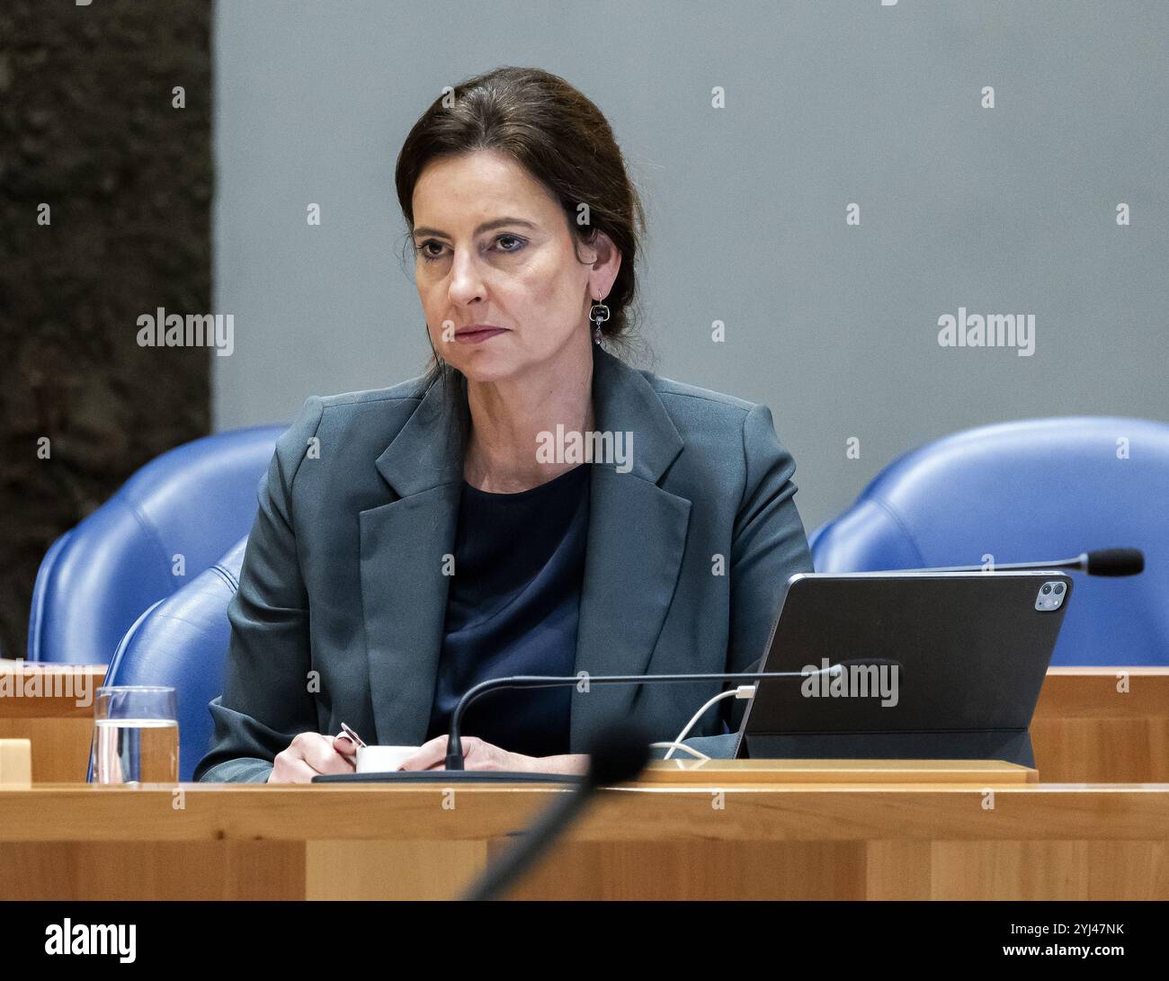 L'AIA - Judith Uitermark, Ministro degli interni e delle relazioni con il Regno, durante una discussione alla camera dei rappresentanti sulla violenza contro i sostenitori del Maccabi Tel Aviv ad Amsterdam la scorsa settimana. Un'ampia maggioranza ha sostenuto la richiesta di tenere rapidamente il dibattito. ANP REMKO DE WAAL paesi bassi - uscita belgio Foto Stock