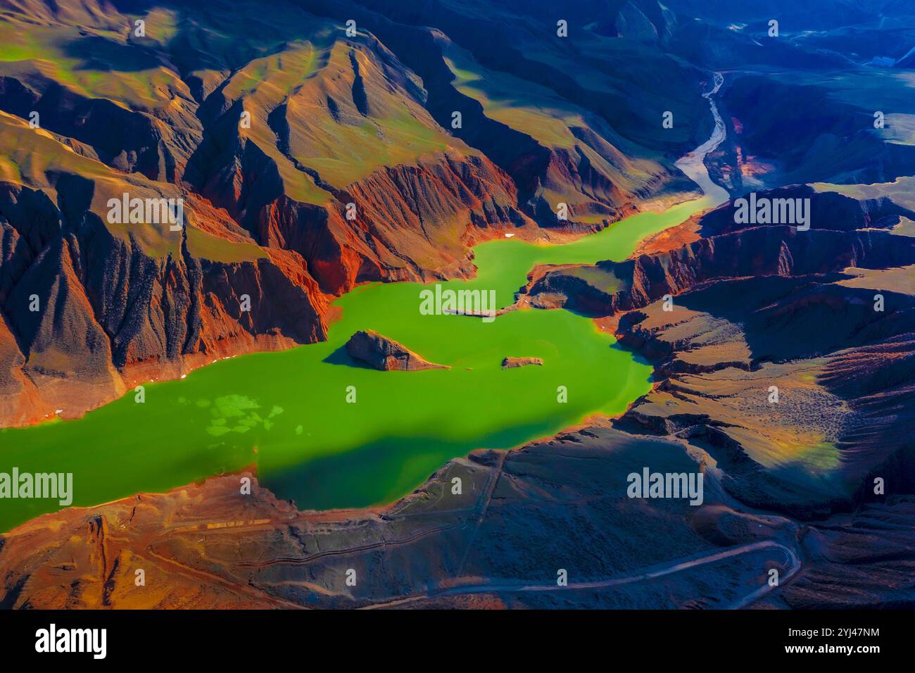 Vista aerea del Grand Canyon Hutubi nello Xinjiang, Cina, 11 novembre 2024. La valle è stata formata principalmente dalla fusione di neve e acqua piovana dal Tianshan Moun Foto Stock