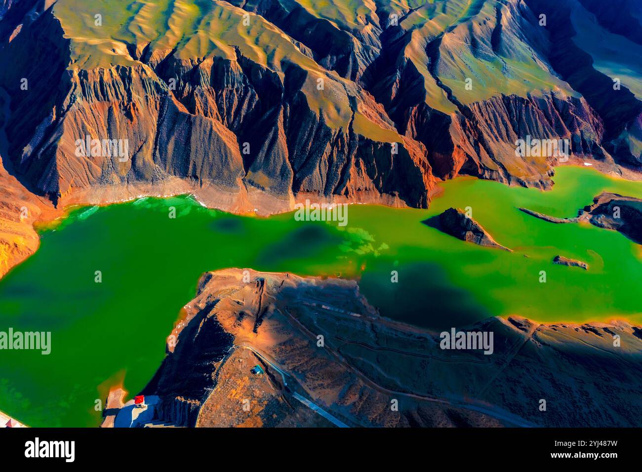 Vista aerea del Grand Canyon Hutubi nello Xinjiang, Cina, 11 novembre 2024. La valle è stata formata principalmente dalla fusione di neve e acqua piovana dal Tianshan Moun Foto Stock