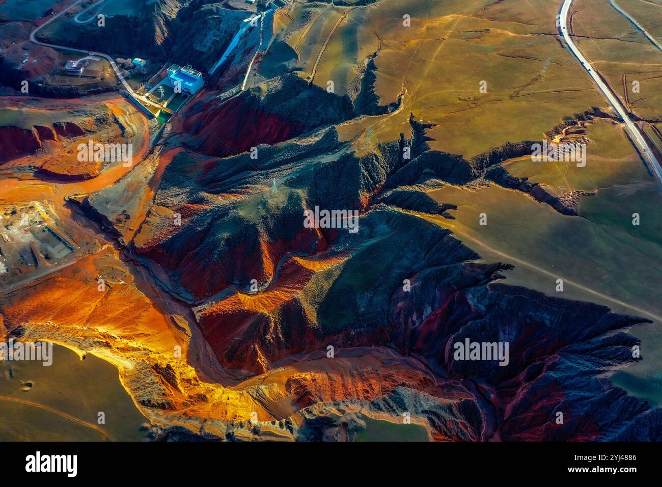 Vista aerea del Grand Canyon Hutubi nello Xinjiang, Cina, 11 novembre 2024. La valle è stata formata principalmente dalla fusione di neve e acqua piovana dal Tianshan Moun Foto Stock