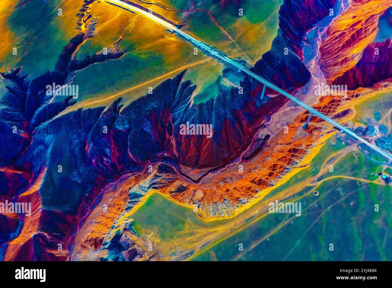Vista aerea del Grand Canyon Hutubi nello Xinjiang, Cina, 11 novembre 2024. La valle è stata formata principalmente dalla fusione di neve e acqua piovana dal Tianshan Moun Foto Stock