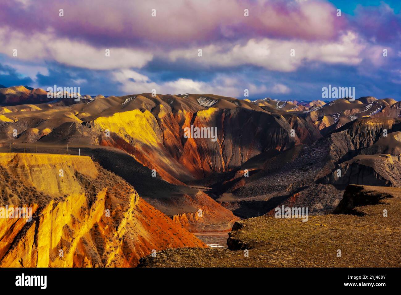 Vista aerea del Grand Canyon Hutubi nello Xinjiang, Cina, 11 novembre 2024. La valle è stata formata principalmente dalla fusione di neve e acqua piovana dal Tianshan Moun Foto Stock